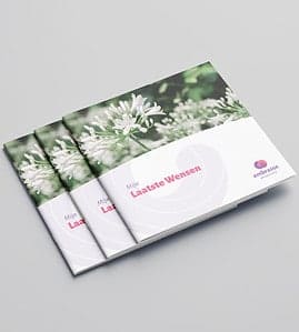 Een uitvaartbrochure met witte bloemen.